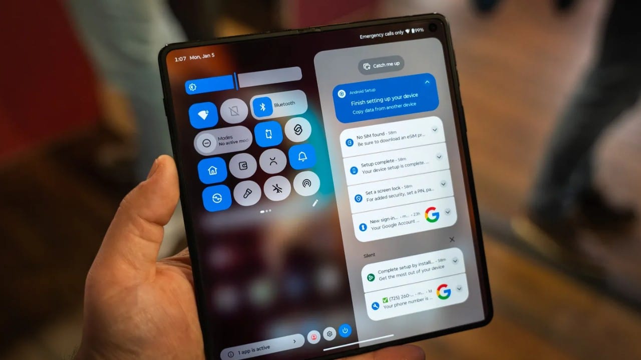 Design और Form Factor Fold होने पर भी Premium Feel