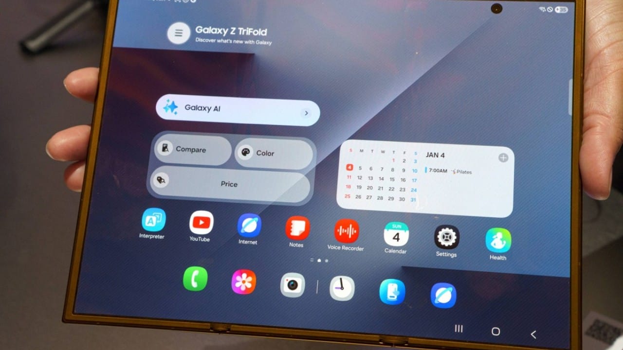 Folded होने पर मोटा, लेकिन बेवजह भारी नहीं