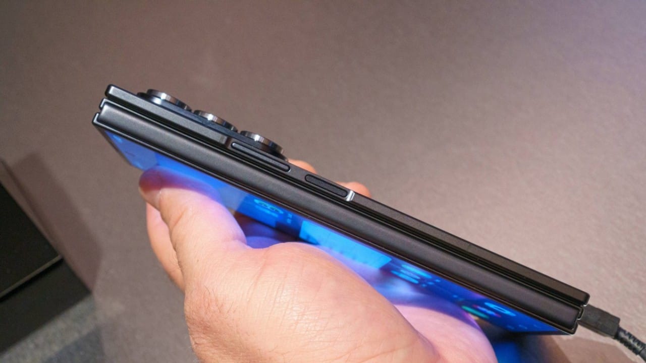 Size और Weight की वजह से One-Hand Use मुश्किल